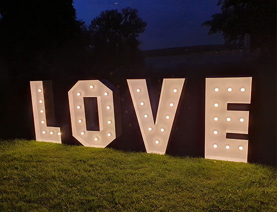 Leuchtbuchstaben Love XL mieten, Love Buchstaben 1,2m mieten Berlin Alles für die Hochzeit, Hochzeitstdekoration mieten Berlin, Hochzeitsdekoration mieten, Hochzeit mieten, rund um die Hochzeit