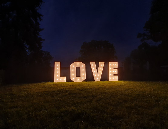 Leuchtbuchstaben Love mieten, Love Buchstaben 1,2m mieten Berlin Alles für die Hochzeit, Hochzeitstdekoration mieten Berlin, Hochzeitsdekoration mieten, Hochzeit mieten, rund um die Hochzeit