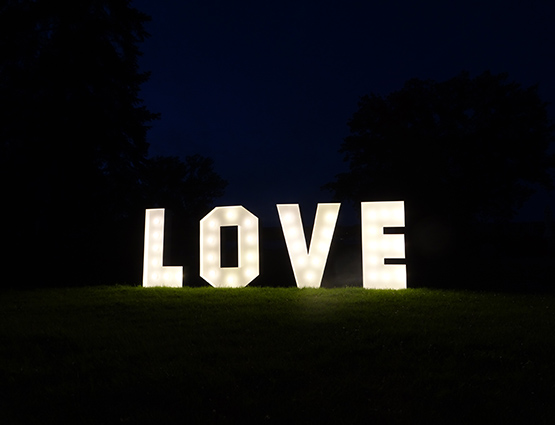 XXL Leuchtbuchstaben Love mieten, Love Buchstaben 1,2m mieten Berlin Alles für die Hochzeit, Hochzeitstdekoration mieten Berlin, Hochzeitsdekoration mieten, Hochzeit mieten, rund um die Hochzeit