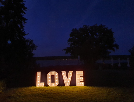 XXL Love Leuchtbuchstaben Love mieten, Love Buchstaben 1,2m mieten Berlin Alles für die Hochzeit, Hochzeitstdekoration mieten Berlin, Hochzeitsdekoration mieten