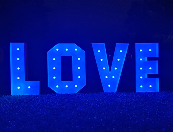 XL Love Buchstaben RGB 1,2m mieten Berlin rund f&uuml;r die Hochzeit, Hochzeitstdekoration mieten in Berlin, Hochzeitsdekoration mieten, Hochzeit mieten, rund um die Hochzeit