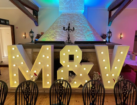 M & V XXL Buchstaben, LED Hochzeitsdeko, Leuchtbuchstaben mieten Berlin, rund für die Hochzeit, Hochzeitstdeko mieten in Berlin,